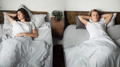 Qué significa sleep divorce y por qué cada vez más parejas eligen dormir separadas