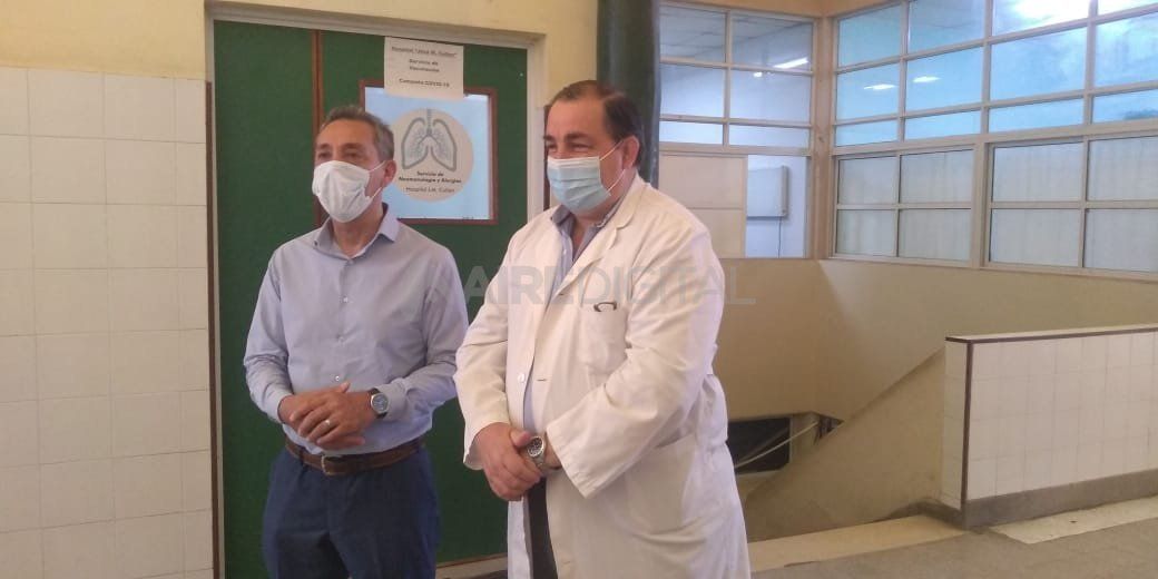 El secretario de Salud, Jorge Prieto, y el director del Hospital Cullen, Juan Pablo Poletti, valoraron la llegada de 500 segundas dosis de la vacuna rusa. 