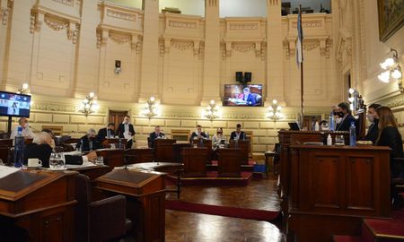 Este jueves, la sesión extraordinaria de la Cámara Alta estuvo presidida por Rubén Pirola, senador por el departamento Las Colonias. Este jueves, la sesión extraordinaria de la Cámara Alta estuvo presidida por Rubén Pirola, senador por el departamento Las Colonias.