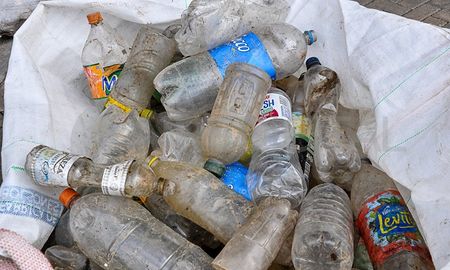Los envases plásticos son una fuente de contaminación en los ríos y lagunas de Santa Fe. Los envases plásticos son una fuente de contaminación en los ríos y lagunas de Santa Fe.