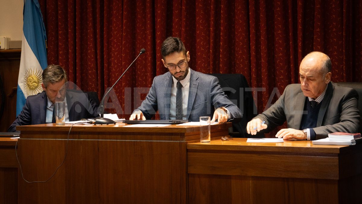 Sebastián Szeifert, Leandro Lazzarini y Pablo Busaniche, los jueces que presiden el debate Sebastián Szeifert, Leandro Lazzarini y Pablo Busaniche, los jueces que presiden el debate