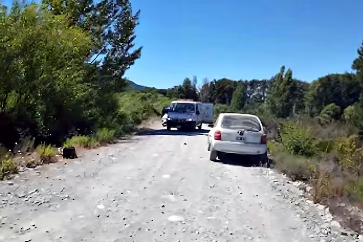 Los hijos de la mujer fueron encontrados sanos y en la orilla del río, pero la madre de los niños quedo atrapada en la corriente y murió. Los hijos de la mujer fueron encontrados sanos y en la orilla del río, pero la madre de los niños quedo atrapada en la corriente y murió.