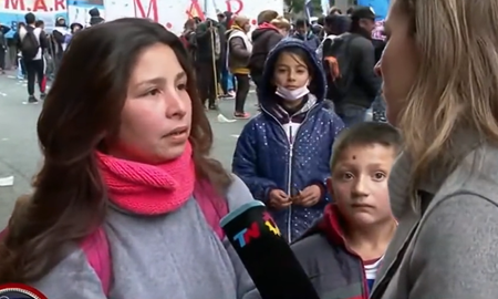 Una manifestante se quejó por tener que trabajar y generó indignación en las redes.