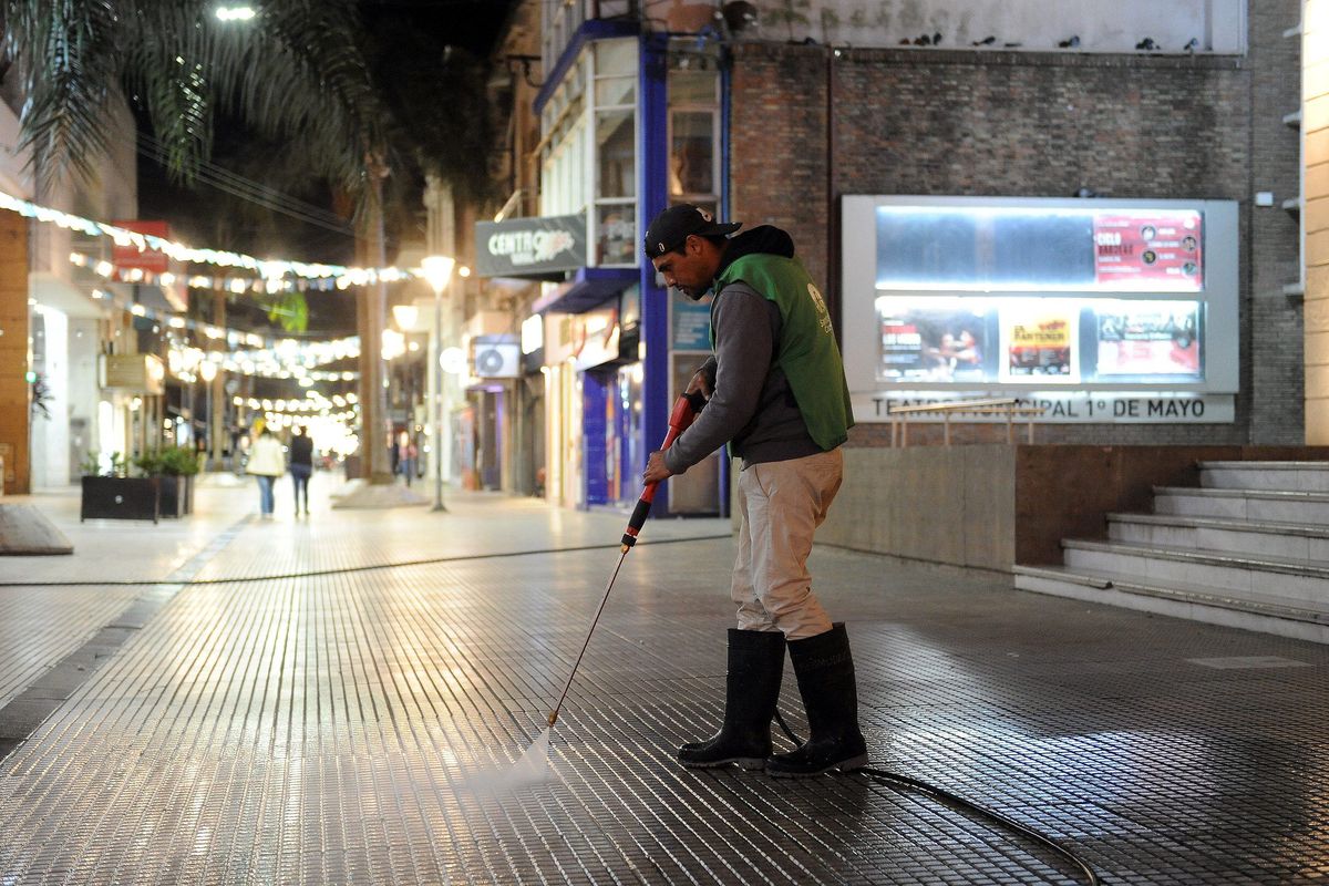 Se incorporó la limpieza nocturna con hidrolavadora para mejorar la higiene de toda la peatonal.
