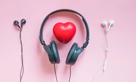 Las 50 mejores canciones de amor en español para dedicar el 14 de febrero, según Billboard (Foto: Freepik), Las 50 mejores canciones de amor en español para dedicar el 14 de febrero, según Billboard (Foto: Freepik),