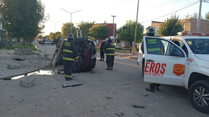 Impactante accidente en el noroeste de Santa Fe: un auto volcó en barrio Los Troncos