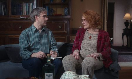 Martha Hoffman, interpretada por Marilú Marini, desafía los prejuicios sobre la vejez y la autonomía en 27 noches. Martha Hoffman, interpretada por Marilú Marini, desafía los prejuicios sobre la vejez y la autonomía en 27 noches.