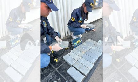 La banda liderada por uno de los miembros de Los Monos trasladaba 25 kilos de cocaína hacia la ciudad de Rosario. La banda liderada por uno de los miembros de Los Monos trasladaba 25 kilos de cocaína hacia la ciudad de Rosario.