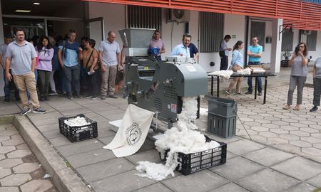 Alejandro Fabro, investigador del INTA Reconquista, presentó la mini desmotadora portátil, diseñada para facilitar el desmonte del algodón en pequeña escala. Alejandro Fabro, investigador del INTA Reconquista, presentó la mini desmotadora portátil, diseñada para facilitar el desmonte del algodón en pequeña escala.