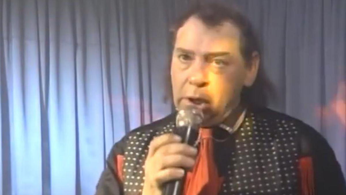 Cada persona que lo ve a él dice