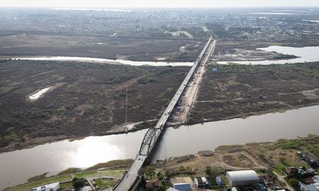 El Nuevo Puente Santa Fe - Santo Tomé avanza con la construcción de columnas y pilotes, acercándose a su prometida finalización. El Nuevo Puente Santa Fe - Santo Tomé avanza con la construcción de columnas y pilotes, acercándose a su prometida finalización.