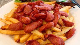 altText(Cómo preparar salchipapa: la receta paso a paso)}