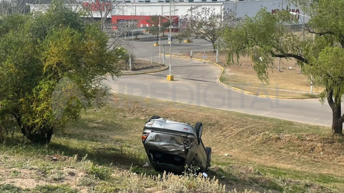 Un auto volcó durante la mañana del domingo en el ingreso a La Guardia.