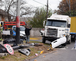El camión terminó sobre la vereda luego de impactar contra dos vehículos estacionados, un semáforo y una columna de alumbrado público en avenida Pellegrini y Liniers. El camión terminó sobre la vereda luego de impactar contra dos vehículos estacionados, un semáforo y una columna de alumbrado público en avenida Pellegrini y Liniers.