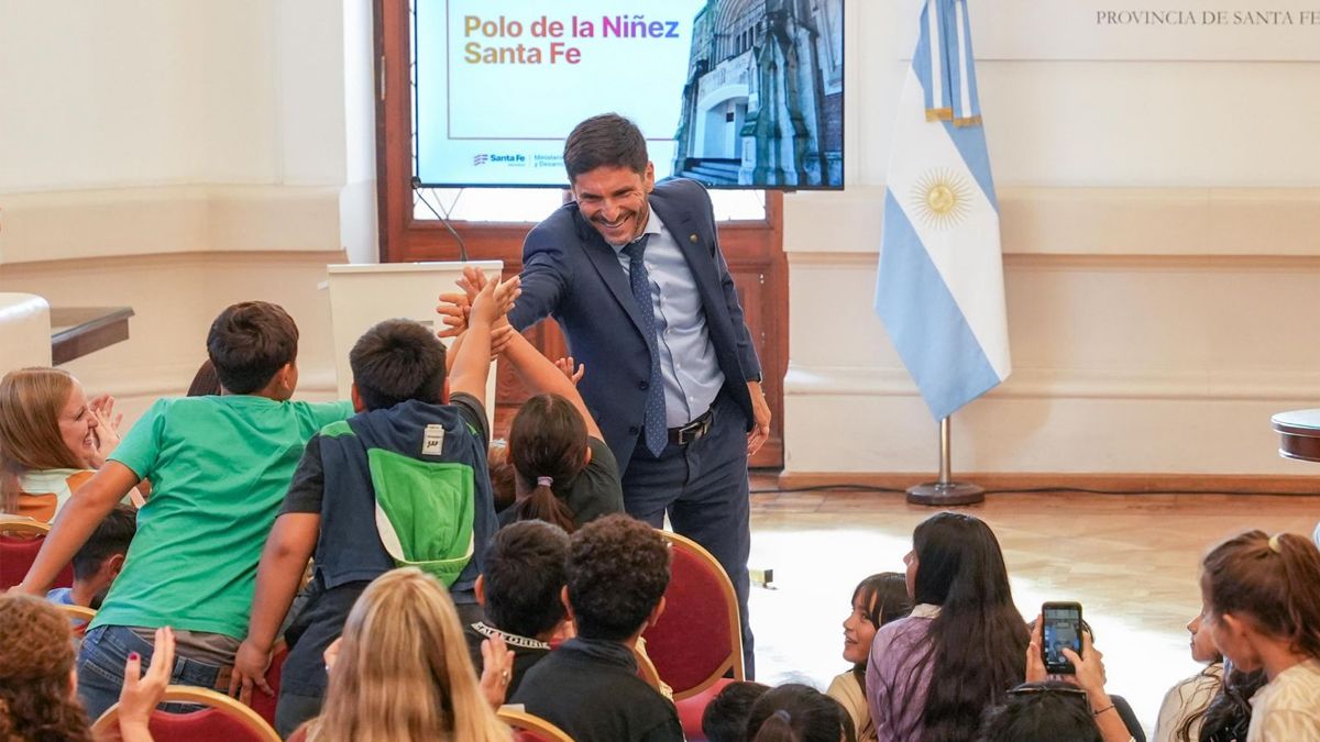 Durante el acto, Pullaro destacó la inversión provincial destinada a fortalecer las políticas de protección de niños, niñas y adolescentes. Durante el acto, Pullaro destacó la inversión provincial destinada a fortalecer las políticas de protección de niños, niñas y adolescentes.