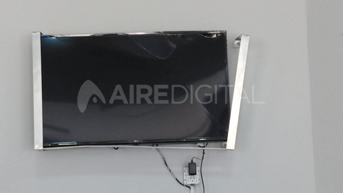 Barretearon el LCD y no pudieron llevárselo. Lo dejaron destrozado