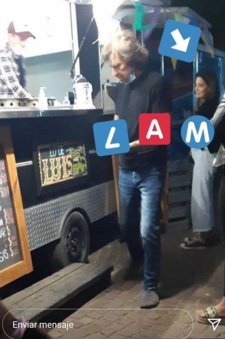 Gustavo Bermúdez junto a Verónica Varano comprando en un puestito de comida.