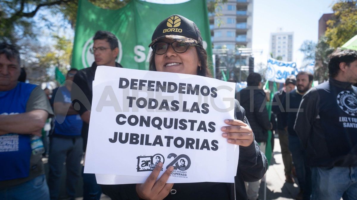 Los manifestantes se acercaron a la Legislatura. Los manifestantes se acercaron a la Legislatura.