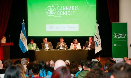 El Ministro de Ciencia, Tecnología e Innovación, Daniel Filmus, participó del acto en la UNAJ. El Ministro de Ciencia, Tecnología e Innovación, Daniel Filmus, participó del acto en la UNAJ.