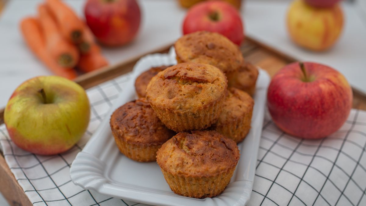 La receta deliciosa para hacer muffins de zanahoria y manzana sin harina.