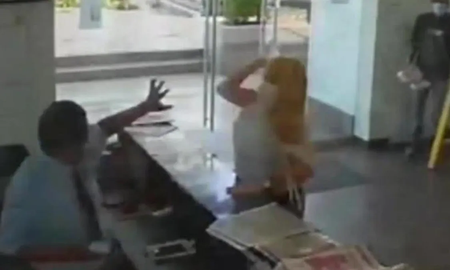 Una mujer golpeó e insultó a un portero porque no la ayudó a subir un televisor a su departamento Una mujer golpeó e insultó a un portero porque no la ayudó a subir un televisor a su departamento