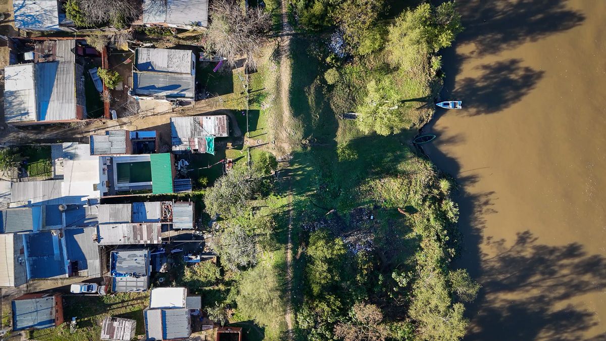 Entre las Manzanas 5 y 6, el ancho de los terraplenes se reduce notablemente. Tanto es así, que resulta imposible que en este lugar ingresen maquinarias u otros vehículos. Entre las Manzanas 5 y 6, el ancho de los terraplenes se reduce notablemente. Tanto es así, que resulta imposible que en este lugar ingresen maquinarias u otros vehículos.