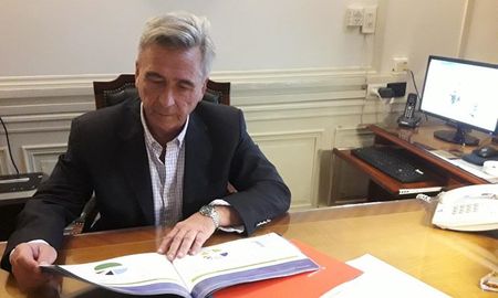 Oscar Biagioni es miembro del Tribunal de Cuentas de la Provincia de Santa Fe. Su esposa, Alejandra Nieto, quedó seleccionada como posible nueva jueza penal. Según el diputado Fabián Palo Oliver, esto se debe a intercambios de favores de sectores políticos con Biagioni. Oscar Biagioni es miembro del Tribunal de Cuentas de la Provincia de Santa Fe. Su esposa, Alejandra Nieto, quedó seleccionada como posible nueva jueza penal. Según el diputado Fabián Palo Oliver, esto se debe a intercambios de favores de sectores políticos con Biagioni.