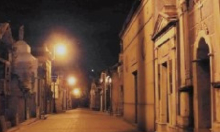 un joven fue al cementerio de la chacarita y capto un fantasma entre las tumbas: estoy en shock un joven fue al cementerio de la chacarita y capto un fantasma entre las tumbas: estoy en shock