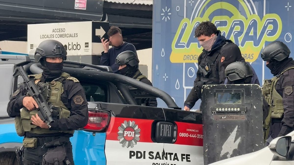 Grupos tácticos y agentes de la PDI al trasladar a sede policial al hombre investigado por violencia de género. Grupos tácticos y agentes de la PDI al trasladar a sede policial al hombre investigado por violencia de género.