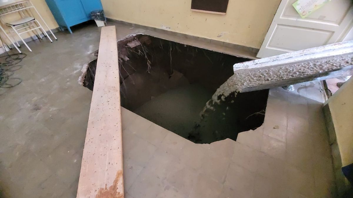 Tras detectarse el socavón en una de las aulas, se activó un protocolo de emergencia que incluyó la inspección inmediata del lugar. Tras detectarse el socavón en una de las aulas, se activó un protocolo de emergencia que incluyó la inspección inmediata del lugar.