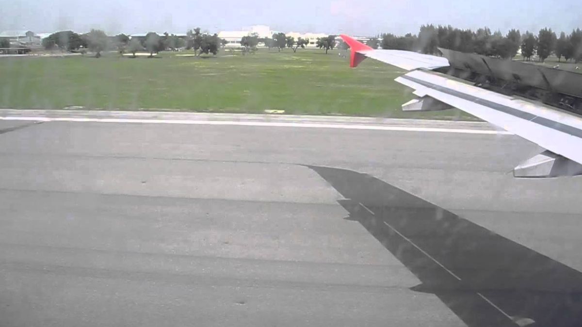 Vista del campo de golf Kantarat desde la cabina de pasajeros de un Airbus A320 en plena desaceleración tras aterrizar en Don Mueang (tiene activados sobre el ala los speedbrakes, o frenos aerodinámicos). La ubicación privilegiada entre las pistas del aeropuerto lo convierte en una opción ideal para viajeros que buscan combinar golf y aventura. Vista del campo de golf Kantarat desde la cabina de pasajeros de un Airbus A320 en plena desaceleración tras aterrizar en Don Mueang (tiene activados sobre el ala los speedbrakes, o frenos aerodinámicos). La ubicación privilegiada entre las pistas del aeropuerto lo convierte en una opción ideal para viajeros que buscan combinar golf y aventura.