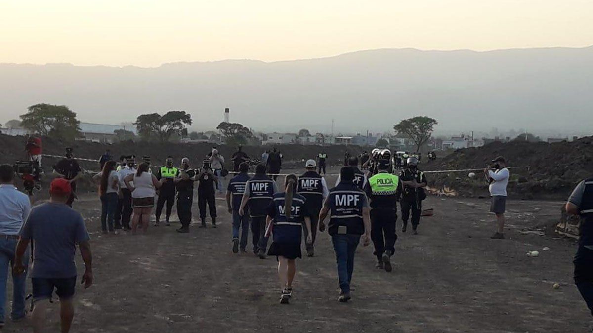 Un grupo de vecinos halló el cadáver de la niña en un descampado el domingo y avisó a la policía.
