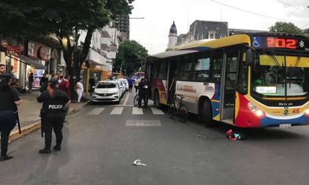 Ciclista quiso esquivar la puerta abierta de un taxi, lo atropelló un colectivo y murió. Ciclista quiso esquivar la puerta abierta de un taxi, lo atropelló un colectivo y murió.