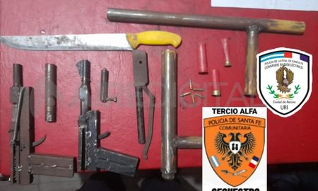 Las armas secuestradas debajo del colchón, en el rancho donde detuvieron a un hombre. Las armas secuestradas debajo del colchón, en el rancho donde detuvieron a un hombre.
