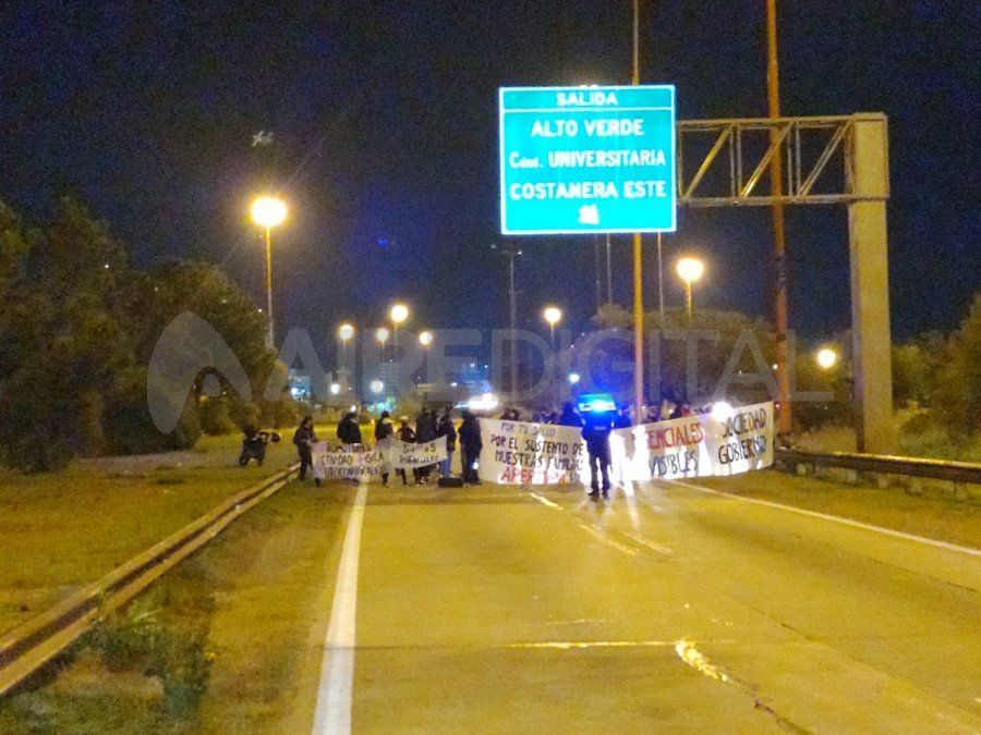 Desde las 6.30 del jueves se formaron largas filas de vehículos en el ingreso a Santa Fe por la ruta 168 y también en la colectora, debido al corte de los promotores de la actividad física autoconvocados.