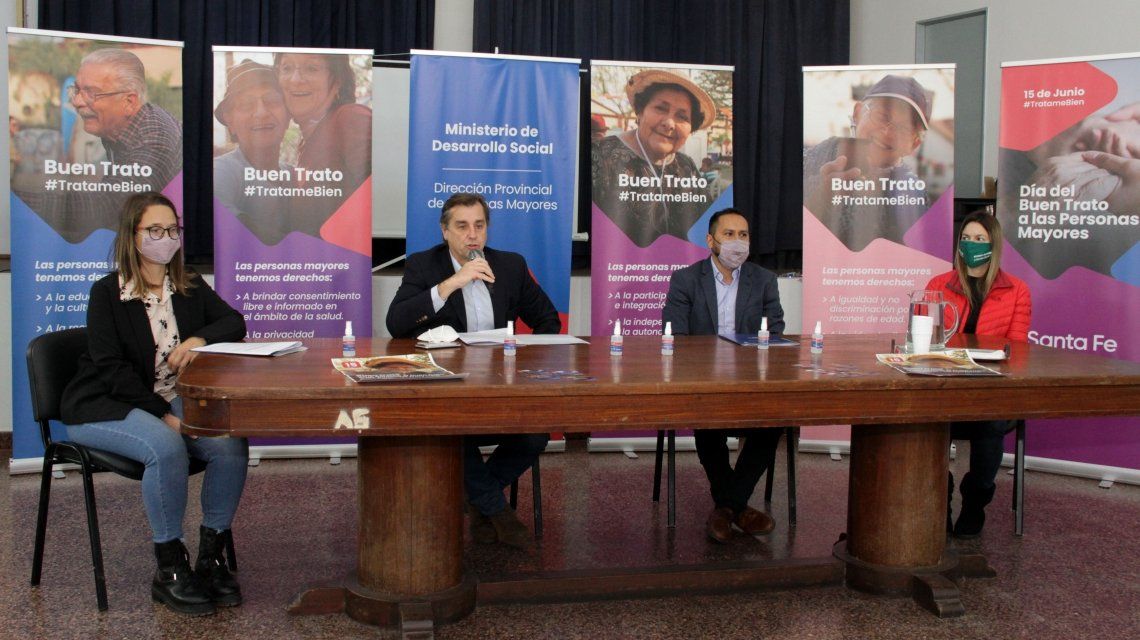 Los funcionarios durante el lanzamiento.