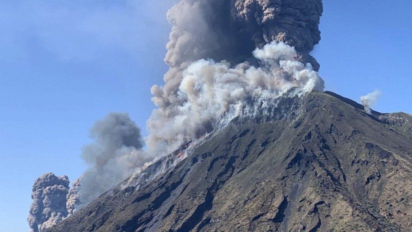 Captan el momento exacto de la erupción del volcán Estrómboli en Italia