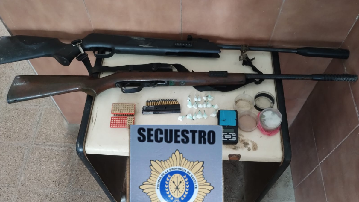 Personal policial detuvo a un hombre que caminaba armado por las calles de Santo Tomé.