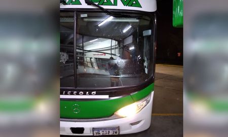 El chofer de un colectivo de pasajeros esquivó un palo de tamaño considerable sobre el pavimento de la Ruta Provincial 1, y al hacerlo recibió un piedrazo en el parabrisas. El chofer de un colectivo de pasajeros esquivó un palo de tamaño considerable sobre el pavimento de la Ruta Provincial 1, y al hacerlo recibió un piedrazo en el parabrisas.