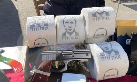 En Ucrania, la sociedad manifiesta su enojo con Rusia y vende objetos que ridiculizan e insultan a Vladimir Putin. Hay una resistencia cultural que participa de la guerra. En Ucrania, la sociedad manifiesta su enojo con Rusia y vende objetos que ridiculizan e insultan a Vladimir Putin. Hay una resistencia cultural que participa de la guerra.