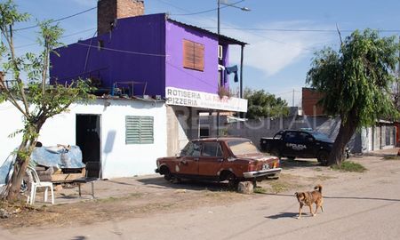 Tras los disparos, personal policial custodió la vivienda que recibió los disparos. Tras los disparos, personal policial custodió la vivienda que recibió los disparos.