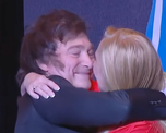 El abrazo entre Javier Milei y su hermana Karina. El abrazo entre Javier Milei y su hermana Karina.