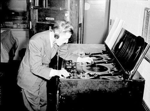 El primer DJ de la historia fue Ron Diggins, un ingeniero de radio británico que en 1947 construyó la famosa Diggola, considerada la primera mesa de mezclas de la historia de la música