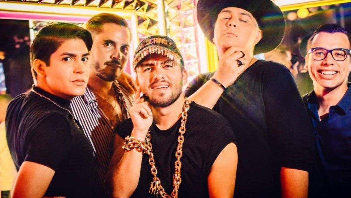 Influencers engañan a migrante con dinero falso para abusar de él