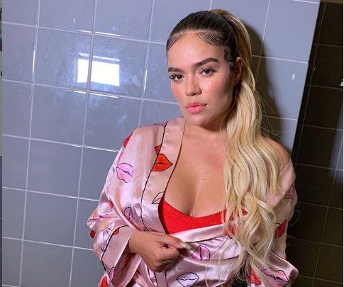 Karol G luce muy diferente a sus comienzos.