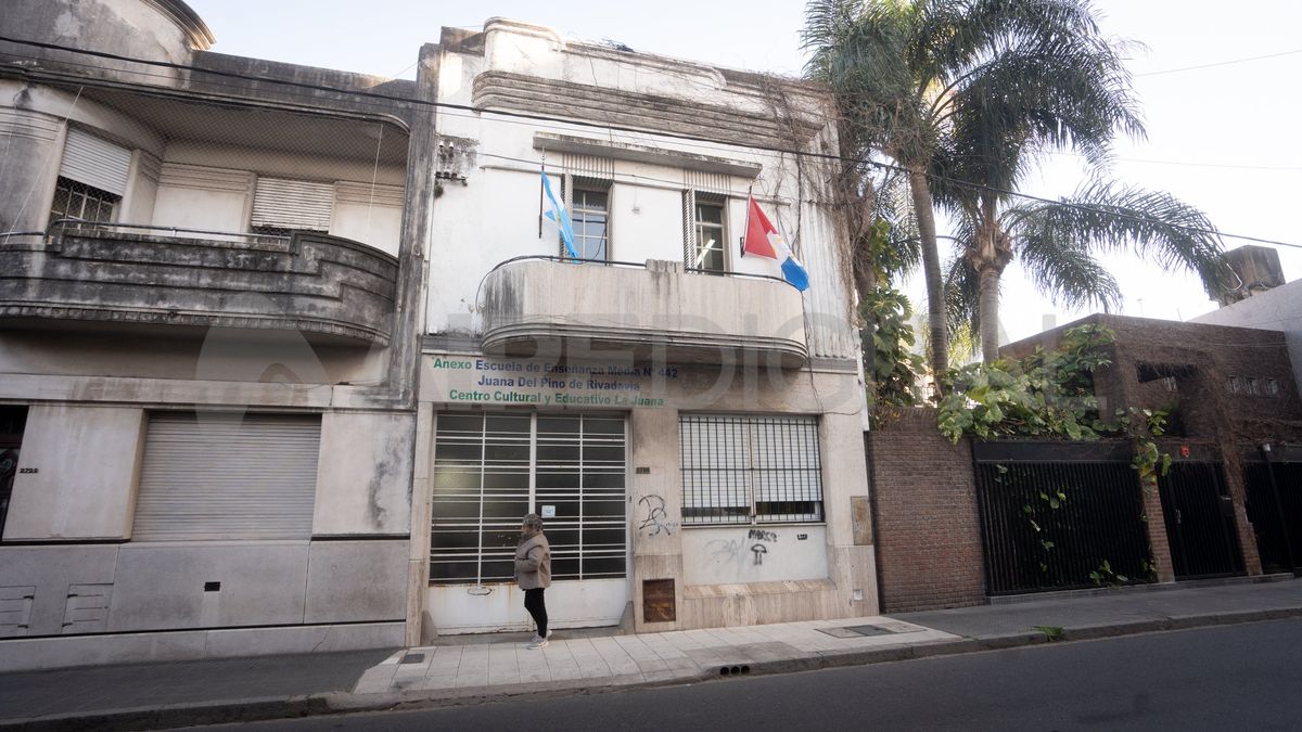 La escuela Juana del Pino está ubicada en 4 de Enero 2.846, en el centro de la ciudad de Santa Fe.  