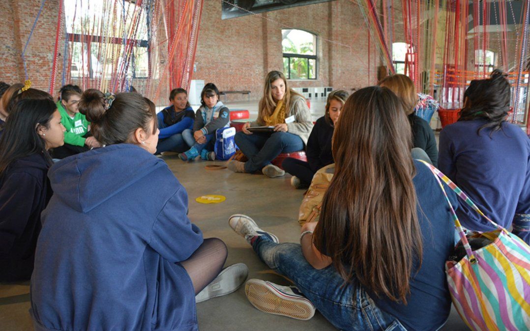 La adolescencia es una etapa sumamente compleja donde la persona comienza a ser consciente de su subjetividad y busca su identidad. La adolescencia es una etapa sumamente compleja donde la persona comienza a ser consciente de su subjetividad y busca su identidad.