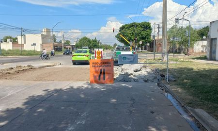 Los empleados municipales comenzaron con las tareas de reparación en la carpeta asfáltica de Bulevar French y Rivadavia. Los empleados municipales comenzaron con las tareas de reparación en la carpeta asfáltica de Bulevar French y Rivadavia.
