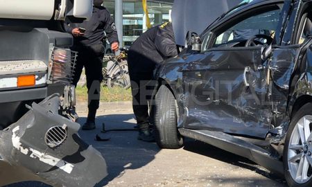 Fuerte choque en Alem y Sarmiento entre un camión con ganado y un auto. Fuerte choque en Alem y Sarmiento entre un camión con ganado y un auto.