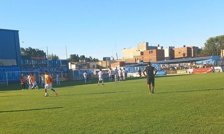 Se demoró el inicio del segundo tiempo entre Colón - San Telmo debido a una descompensación en la tribuna. Se demoró el inicio del segundo tiempo entre Colón - San Telmo debido a una descompensación en la tribuna.